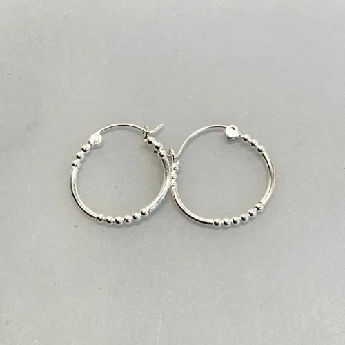 Creoler i Sølv Ø 20 mm Hoops med Kuglemønster, sø 770, små kugler, mønster, lette, specielle, cool, creoler, hoops, ægte, ren, sølv, sterling, sølvøreringe, ringe, ørenringe, øreringe, moderne, design, jane kønig, enamel, cph, stine a, maanesten, smykker, biti, ribe, billige, tilbud, udsalg
