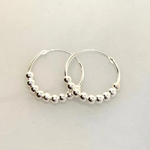 Creoler i Sølv Ø 20 mm Hoops med Kugler, sø 808, kugler, kuglemønster, specielle, cool, creoler, hoops, ægte, ren, sølv, sterling, sølvøreringe, ringe, ørenringe, øreringe, moderne, design, jane kønig, enamel, cph, stine a, maanesten, smykker, biti, ribe, billige, tilbud, udsalg