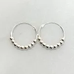 Creoler i Sølv Ø 20 mm Hoops med Kugler, sø 808, kugler, kuglemønster, specielle, cool, creoler, hoops, ægte, ren, sølv, sterling, sølvøreringe, ringe, ørenringe, øreringe, moderne, design, jane kønig, enamel, cph, stine a, maanesten, smykker, biti, ribe, billige, tilbud, udsalg