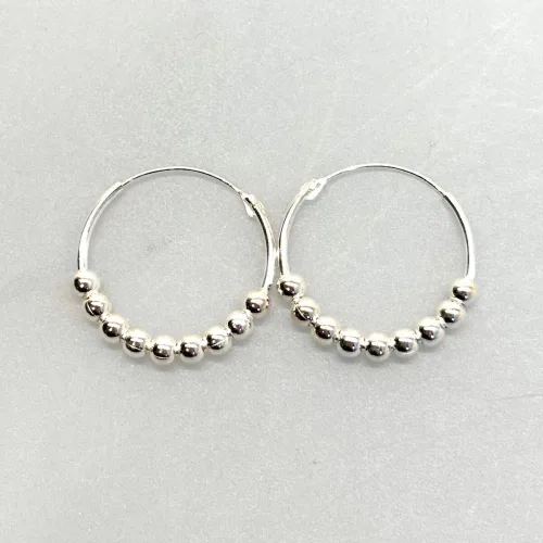 Creoler i Sølv Ø 20 mm Hoops med Kugler, sø 808, kugler, kuglemønster, specielle, cool, creoler, hoops, ægte, ren, sølv, sterling, sølvøreringe, ringe, ørenringe, øreringe, moderne, design, jane kønig, enamel, cph, stine a, maanesten, smykker, biti, ribe, billige, tilbud, udsalg