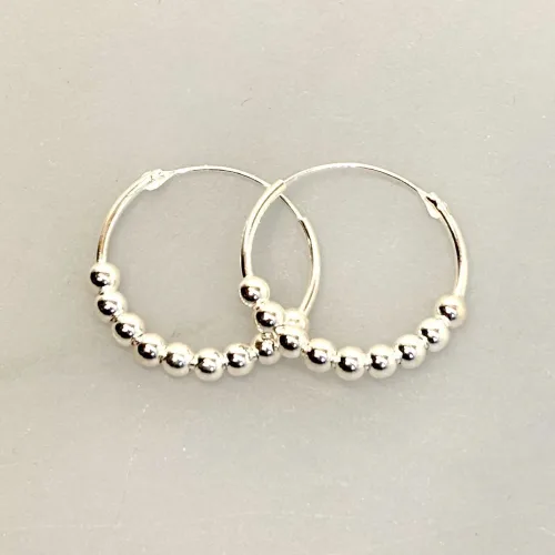 Creoler i Sølv Ø 20 mm Hoops med Kugler, sø 808, kugler, kuglemønster, specielle, cool, creoler, hoops, ægte, ren, sølv, sterling, sølvøreringe, ringe, ørenringe, øreringe, moderne, design, jane kønig, enamel, cph, stine a, maanesten, smykker, biti, ribe, billige, tilbud, udsalg