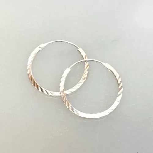 Creoler i Sølv Ø 22 mm Hoops Diamond Cut, sø 756, diamant, slebet, mønster, facetteret, facet, slebet, kantet, cool, seje, særlige, flotte, runde, øreringe, ringe, creoler, sølv, ægte, ren, sterling, sølvøreringe, hoops, moderne, stine,a, dansk, design, jane kønig, tilbud, kvalitet, nikkelfri, smykker, nyt, enamel, cph, maanesten, pico, biti, ribe