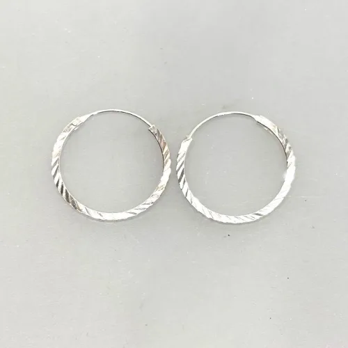 Creoler i Sølv Ø 22 mm Hoops Diamond Cut, sø 756, diamant, slebet, mønster, facetteret, facet, slebet, kantet, cool, seje, særlige, flotte, runde, øreringe, ringe, creoler, sølv, ægte, ren, sterling, sølvøreringe, hoops, moderne, stine,a, dansk, design, jane kønig, tilbud, kvalitet, nikkelfri, smykker, nyt, enamel, cph, maanesten, pico, biti, ribe