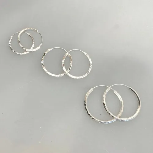 Creoler i Sølv Ø 25 mm Hoops Diamond Cut, Creoler i Sølv Ø 22 mm Hoops Diamond Cut, Creoler i Sølv Ø 35 mm Hoops Diamond Cut, sø 737, diamant, slebet, mønster, facetteret, facet, slebet, kantet, cool, seje, særlige, flotte, runde, øreringe, ringe, creoler, sølv, ægte, ren, sterling, sølvøreringe, hoops, moderne, stine,a, dansk, design, jane kønig, tilbud, kvalitet, nikkelfri, smykker, nyt, enamel, cph, maanesten, pico, biti, ribe