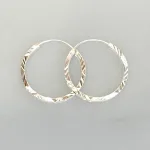 Creoler i Sølv Ø 25 mm Hoops Diamond Cut, sø 737, diamant, slebet, mønster, facetteret, facet, slebet, kantet, cool, seje, særlige, flotte, runde, øreringe, ringe, creoler, sølv, ægte, ren, sterling, sølvøreringe, hoops, moderne, stine,a, dansk, design, jane kønig, tilbud, kvalitet, nikkelfri, smykker, nyt, enamel, cph, maanesten, pico, biti, ribe