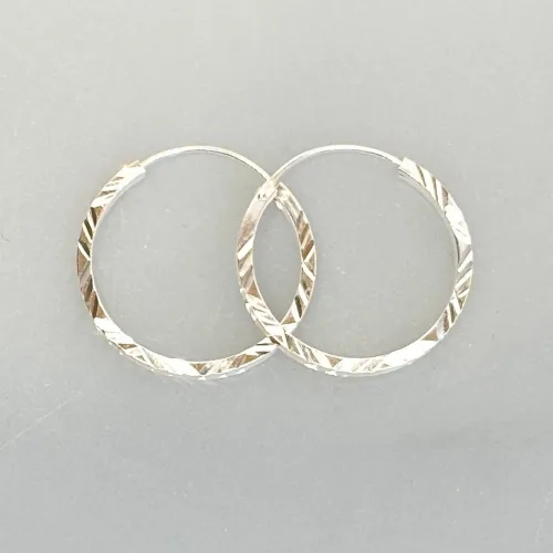 Creoler i Sølv Ø 25 mm Hoops Diamond Cut, sø 737, diamant, slebet, mønster, facetteret, facet, slebet, kantet, cool, seje, særlige, flotte, runde, øreringe, ringe, creoler, sølv, ægte, ren, sterling, sølvøreringe, hoops, moderne, stine,a, dansk, design, jane kønig, tilbud, kvalitet, nikkelfri, smykker, nyt, enamel, cph, maanesten, pico, biti, ribe