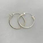 Creoler i Sølv Ø 25 mm Hoops med Kuglemønster, sø 090-1, små kugler, mønster, lette, specielle, cool, creoler, hoops, ægte, ren, sølv, sterling, sølvøreringe, ringe, ørenringe, øreringe, moderne, design, jane kønig, enamel, cph, stine a, maanesten, smykker, biti, ribe, billige, tilbud, udsalg, tynde