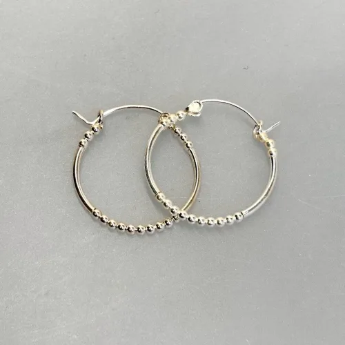Creoler i Sølv Ø 25 mm Hoops med Kuglemønster, sø 090-1, små kugler, mønster, lette, specielle, cool, creoler, hoops, ægte, ren, sølv, sterling, sølvøreringe, ringe, ørenringe, øreringe, moderne, design, jane kønig, enamel, cph, stine a, maanesten, smykker, biti, ribe, billige, tilbud, udsalg, tynde
