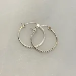 Creoler i Sølv Ø 25 mm Hoops med Kuglemønster, sø 090-1, små kugler, mønster, lette, specielle, cool, creoler, hoops, ægte, ren, sølv, sterling, sølvøreringe, ringe, ørenringe, øreringe, moderne, design, jane kønig, enamel, cph, stine a, maanesten, smykker, biti, ribe, billige, tilbud, udsalg, tynde