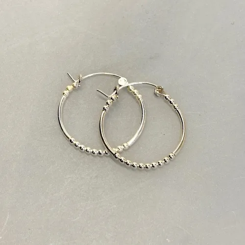 Creoler i Sølv Ø 25 mm Hoops med Kuglemønster, sø 090-1, små kugler, mønster, lette, specielle, cool, creoler, hoops, ægte, ren, sølv, sterling, sølvøreringe, ringe, ørenringe, øreringe, moderne, design, jane kønig, enamel, cph, stine a, maanesten, smykker, biti, ribe, billige, tilbud, udsalg, tynde