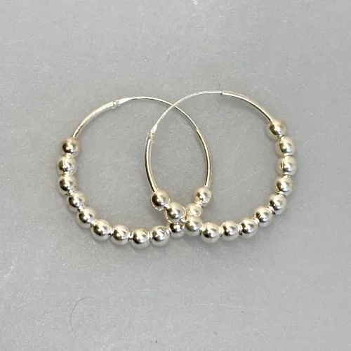 Creoler i Sølv Ø 25 mm Hoops med Kugler Kraftig, sø 809, chunky, statement, markante, kugler, kuglemønster, specielle, cool, creoler, hoops, ægte, ren, sølv, sterling, sølvøreringe, ringe, ørenringe, øreringe, moderne, design, jane kønig, enamel, cph, stine a, maanesten, smykker, biti, ribe, billige, tilbud, udsalg