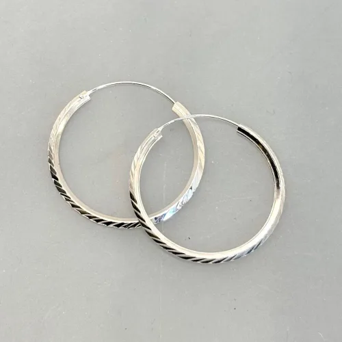 Creoler i Sølv Ø 32 mm Hoops Diamond Cut, sø 738, trekantet, kantet, profil, , diamant, slebet, mønster, facetteret, facet, slebet, kantet, cool, seje, særlige, flotte, runde, øreringe, ringe, creoler, sølv, ægte, ren, sterling, sølvøreringe, hoops, moderne, stine,a, dansk, design, jane kønig, tilbud, kvalitet, nikkelfri, smykker, nyt, enamel, cph, maanesten, pico, biti, ribe