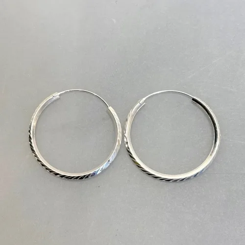 Creoler i Sølv Ø 32 mm Hoops Diamond Cut, sø 738, trekantet, kantet, profil, , diamant, slebet, mønster, facetteret, facet, slebet, kantet, cool, seje, særlige, flotte, runde, øreringe, ringe, creoler, sølv, ægte, ren, sterling, sølvøreringe, hoops, moderne, stine,a, dansk, design, jane kønig, tilbud, kvalitet, nikkelfri, smykker, nyt, enamel, cph, maanesten, pico, biti, ribe