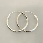 Creoler i Sølv Ø 32 mm Hoops Diamond Cut, sø 738, trekantet, kantet, profil, , diamant, slebet, mønster, facetteret, facet, slebet, kantet, cool, seje, særlige, flotte, runde, øreringe, ringe, creoler, sølv, ægte, ren, sterling, sølvøreringe, hoops, moderne, stine,a, dansk, design, jane kønig, tilbud, kvalitet, nikkelfri, smykker, nyt, enamel, cph, maanesten, pico, biti, ribe