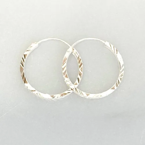 Creoler i Sølv Ø 25 mm Hoops Diamond Cut, sø 737, diamant, slebet, mønster, facetteret, facet, slebet, kantet, cool, seje, særlige, flotte, runde, øreringe, ringe, creoler, sølv, ægte, ren, sterling, sølvøreringe, hoops, moderne, stine,a, dansk, design, jane kønig, tilbud, kvalitet, nikkelfri, smykker, nyt, enamel, cph, maanesten, pico, biti, ribe