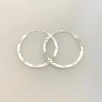 Creoler i Sølv Ø 25 mm Hoops Diamond Cut, sø 737, diamant, slebet, mønster, facetteret, facet, slebet, kantet, cool, seje, særlige, flotte, runde, øreringe, ringe, creoler, sølv, ægte, ren, sterling, sølvøreringe, hoops, moderne, stine,a, dansk, design, jane kønig, tilbud, kvalitet, nikkelfri, smykker, nyt, enamel, cph, maanesten, pico, biti, ribe