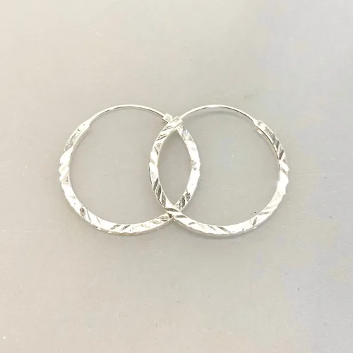 Creoler i Sølv Ø 25 mm Hoops Diamond Cut, sø 737, diamant, slebet, mønster, facetteret, facet, slebet, kantet, cool, seje, særlige, flotte, runde, øreringe, ringe, creoler, sølv, ægte, ren, sterling, sølvøreringe, hoops, moderne, stine,a, dansk, design, jane kønig, tilbud, kvalitet, nikkelfri, smykker, nyt, enamel, cph, maanesten, pico, biti, ribe
