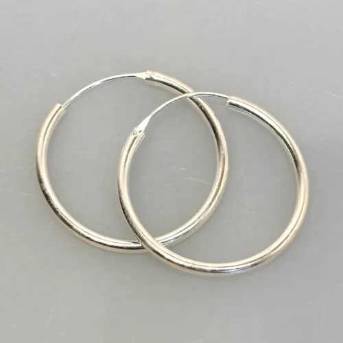 Creoler i Sølv Ø 40 mm Glatte Hoops 3 mm, sø 3040, store, tykke, kraftige, chunky, statement, hoops, runde, øreringe, ringe, boho, sølvringe, sølvcreoler, sølvøreringe, lyse, simple, stilede, stilige, klassiske, tidsløse, flotte, cool, moderne, billige, ægte, sterlingsølv, parvis, parpris, tilbud, dansk, design, brand, mærkevare, maanesten, stine a, enamel, jane kønig, kvalitet, holdbare, gedigne, biti, ribe