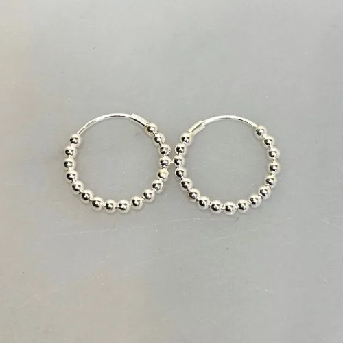 Creoler i sølv Ø 18 mm Hoops af Kugler, sø 767, kugler, kuglemønster, specielle, cool, creoler, hoops, ægte, ren, sølv, sterling, sølvøreringe, ringe, ørenringe, øreringe, moderne, design, jane kønig, enamel, cph, stine a, maanesten, smykker, biti, ribe, billige, tilbud, udsalg