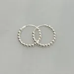 Creoler i sølv Ø 18 mm Hoops af Kugler, sø 767, kugler, kuglemønster, specielle, cool, creoler, hoops, ægte, ren, sølv, sterling, sølvøreringe, ringe, ørenringe, øreringe, moderne, design, jane kønig, enamel, cph, stine a, maanesten, smykker, biti, ribe, billige, tilbud, udsalg