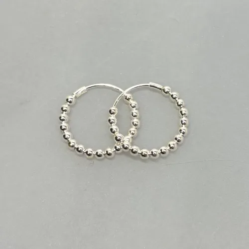 Creoler i sølv Ø 18 mm Hoops af Kugler, sø 767, kugler, kuglemønster, specielle, cool, creoler, hoops, ægte, ren, sølv, sterling, sølvøreringe, ringe, ørenringe, øreringe, moderne, design, jane kønig, enamel, cph, stine a, maanesten, smykker, biti, ribe, billige, tilbud, udsalg
