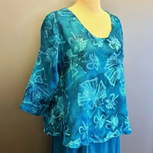 Leli Bluse med Hør - Blå Fleur, blau, 33, havfarver, kort, feminin, vidde,klædelig, kort, a-snit, a-form, diva, hørbluse, halvlange ærmer, struktur, vævet, batik, batiktryk, håndtrykt, batikfarvet, holdbar, kvalitet, bæredygtig, holdbare, naturlige, biti, ribe