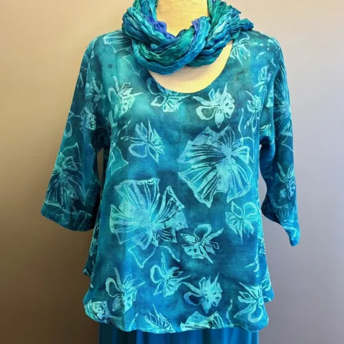 Leli Bluse med Hør - Blå Fleur, blau, 33, havfarver, kort, feminin, vidde,klædelig, kort, a-snit, a-form, diva, hørbluse, halvlange ærmer, struktur, vævet, batik, batiktryk, håndtrykt, batikfarvet, holdbar, kvalitet, bæredygtig, holdbare, naturlige, biti, ribe