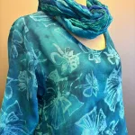 Leli Bluse med Hør - Blå Fleur, blau, 33, havfarver, kort, feminin, vidde,klædelig, kort, a-snit, a-form, diva, hørbluse, halvlange ærmer, struktur, vævet, batik, batiktryk, håndtrykt, batikfarvet, holdbar, kvalitet, bæredygtig, holdbare, naturlige, biti, ribe