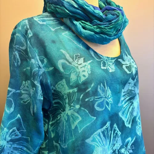 Leli Bluse med Hør - Blå Fleur, blau, 33, havfarver, kort, feminin, vidde,klædelig, kort, a-snit, a-form, diva, hørbluse, halvlange ærmer, struktur, vævet, batik, batiktryk, håndtrykt, batikfarvet, holdbar, kvalitet, bæredygtig, holdbare, naturlige, biti, ribe