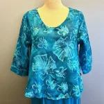 Leli Bluse med Hør - Blå Fleur, blau, 33, havfarver, kort, feminin, vidde,klædelig, kort, a-snit, a-form, diva, hørbluse, halvlange ærmer, struktur, vævet, batik, batiktryk, håndtrykt, batikfarvet, holdbar, kvalitet, bæredygtig, holdbare, naturlige, biti, ribe
