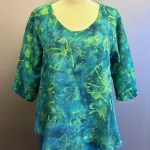 Leli Bluse med Hør - Grøn Fleur, jade, 44, grønne, farver, kolde, varme, friske, skovgrøn, forårs, sommer, moderne, kort, feminin, vidde,klædelig, kort, a-snit, a-form, diva, hørbluse, halvlange ærmer, struktur, vævet, batik, batiktryk, håndtrykt, batikfarvet, holdbar, kvalitet, bæredygtig, holdbare, naturlige, biti, ribe