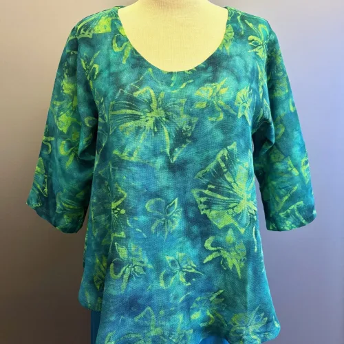 Leli Bluse med Hør - Grøn Fleur, jade, 44, grønne, farver, kolde, varme, friske, skovgrøn, forårs, sommer, moderne, kort, feminin, vidde,klædelig, kort, a-snit, a-form, diva, hørbluse, halvlange ærmer, struktur, vævet, batik, batiktryk, håndtrykt, batikfarvet, holdbar, kvalitet, bæredygtig, holdbare, naturlige, biti, ribe
