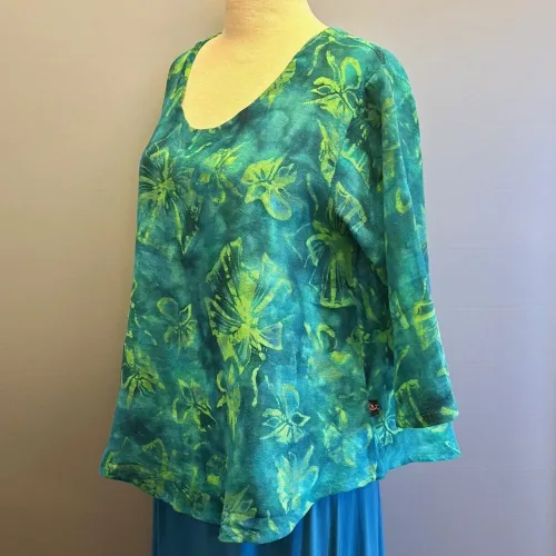 Leli Bluse med Hør - Grøn Fleur, jade, 44, grønne, farver, kolde, varme, friske, skovgrøn, forårs, sommer, moderne, kort, feminin, vidde,klædelig, kort, a-snit, a-form, diva, hørbluse, halvlange ærmer, struktur, vævet, batik, batiktryk, håndtrykt, batikfarvet, holdbar, kvalitet, bæredygtig, holdbare, naturlige, biti, ribe
