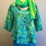 Leli Bluse med Hør - Grøn Fleur, jade, 44, grønne, farver, kolde, varme, friske, skovgrøn, forårs, sommer, moderne, kort, feminin, vidde,klædelig, kort, a-snit, a-form, diva, hørbluse, halvlange ærmer, struktur, vævet, batik, batiktryk, håndtrykt, batikfarvet, holdbar, kvalitet, bæredygtig, holdbare, naturlige, biti, ribe