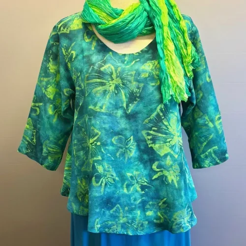 Leli Bluse med Hør - Grøn Fleur, jade, 44, grønne, farver, kolde, varme, friske, skovgrøn, forårs, sommer, moderne, kort, feminin, vidde,klædelig, kort, a-snit, a-form, diva, hørbluse, halvlange ærmer, struktur, vævet, batik, batiktryk, håndtrykt, batikfarvet, holdbar, kvalitet, bæredygtig, holdbare, naturlige, biti, ribe