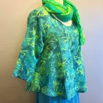Leli Bluse med Hør - Grøn Fleur, jade, 44, grønne, farver, kolde, varme, friske, skovgrøn, forårs, sommer, moderne, kort, feminin, vidde,klædelig, kort, a-snit, a-form, diva, hørbluse, halvlange ærmer, struktur, vævet, batik, batiktryk, håndtrykt, batikfarvet, holdbar, kvalitet, bæredygtig, holdbare, naturlige, biti, ribe