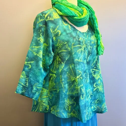 Leli Bluse med Hør - Grøn Fleur, jade, 44, grønne, farver, kolde, varme, friske, skovgrøn, forårs, sommer, moderne, kort, feminin, vidde,klædelig, kort, a-snit, a-form, diva, hørbluse, halvlange ærmer, struktur, vævet, batik, batiktryk, håndtrykt, batikfarvet, holdbar, kvalitet, bæredygtig, holdbare, naturlige, biti, ribe