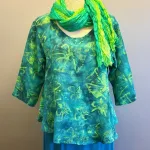 Leli Bluse med Hør - Grøn Fleur, jade, 44, grønne, farver, kolde, varme, friske, skovgrøn, forårs, sommer, moderne, kort, feminin, vidde,klædelig, kort, a-snit, a-form, diva, hørbluse, halvlange ærmer, struktur, vævet, batik, batiktryk, håndtrykt, batikfarvet, holdbar, kvalitet, bæredygtig, holdbare, naturlige, biti, ribe