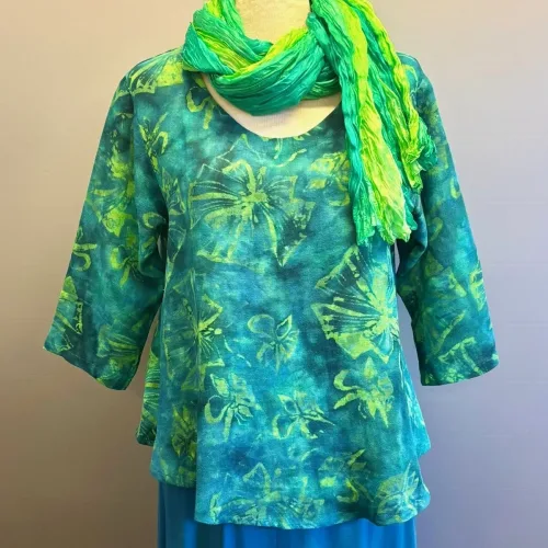 Leli Bluse med Hør - Grøn Fleur, jade, 44, grønne, farver, kolde, varme, friske, skovgrøn, forårs, sommer, moderne, kort, feminin, vidde,klædelig, kort, a-snit, a-form, diva, hørbluse, halvlange ærmer, struktur, vævet, batik, batiktryk, håndtrykt, batikfarvet, holdbar, kvalitet, bæredygtig, holdbare, naturlige, biti, ribe