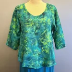 Leli Bluse med Hør - Grøn Fleur, jade, 44, grønne, farver, kolde, varme, friske, skovgrøn, forårs, sommer, moderne, kort, feminin, vidde,klædelig, kort, a-snit, a-form, diva, hørbluse, halvlange ærmer, struktur, vævet, batik, batiktryk, håndtrykt, batikfarvet, holdbar, kvalitet, bæredygtig, holdbare, naturlige, biti, ribe