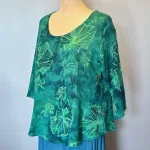 Leli Bluse med Hør - Petrol Grøn Fleur, grønne, farver, petroleums, farvet, grønne, farver, kolde, varme, friske, skovgrøn, forårs, sommer, moderne, kort, feminin, vidde,klædelig, kort, a-snit, a-form, diva, hørbluse, halvlange ærmer, struktur, vævet, batik, batiktryk, håndtrykt, batikfarvet, holdbar, kvalitet, bæredygtig, holdbare, naturlige, biti, ribe