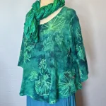 Leli Bluse med Hør - Petrol Grøn Fleur, grønne, farver, petroleums, farvet, grønne, farver, kolde, varme, friske, skovgrøn, forårs, sommer, moderne, kort, feminin, vidde,klædelig, kort, a-snit, a-form, diva, hørbluse, halvlange ærmer, struktur, vævet, batik, batiktryk, håndtrykt, batikfarvet, holdbar, kvalitet, bæredygtig, holdbare, naturlige, biti, ribe