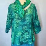 Leli Bluse med Hør - Petrol Grøn Fleur, grønne, farver, petroleums, farvet, grønne, farver, kolde, varme, friske, skovgrøn, forårs, sommer, moderne, kort, feminin, vidde,klædelig, kort, a-snit, a-form, diva, hørbluse, halvlange ærmer, struktur, vævet, batik, batiktryk, håndtrykt, batikfarvet, holdbar, kvalitet, bæredygtig, holdbare, naturlige, biti, ribe