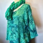 Leli Bluse med Hør - Petrol Grøn Fleur, grønne, farver, petroleums, farvet, grønne, farver, kolde, varme, friske, skovgrøn, forårs, sommer, moderne, kort, feminin, vidde,klædelig, kort, a-snit, a-form, diva, hørbluse, halvlange ærmer, struktur, vævet, batik, batiktryk, håndtrykt, batikfarvet, holdbar, kvalitet, bæredygtig, holdbare, naturlige, biti, ribe