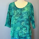 Leli Bluse med Hør - Petrol Grøn Fleur, grønne, farver, petroleums, farvet, grønne, farver, kolde, varme, friske, skovgrøn, forårs, sommer, moderne, kort, feminin, vidde,klædelig, kort, a-snit, a-form, diva, hørbluse, halvlange ærmer, struktur, vævet, batik, batiktryk, håndtrykt, batikfarvet, holdbar, kvalitet, bæredygtig, holdbare, naturlige, biti, ribe