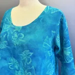 Leli Bluse med Hør - Turkis Fleur, lagoon, 33, lyseblå, turkis, havfarver, kort, feminin, vidde,klædelig, kort, a-snit, a-form, diva, hørbluse, halvlange ærmer, struktur, vævet, batik, batiktryk, håndtrykt, batikfarvet, holdbar, kvalitet, bæredygtig, holdbare, naturlige, biti, ribe
