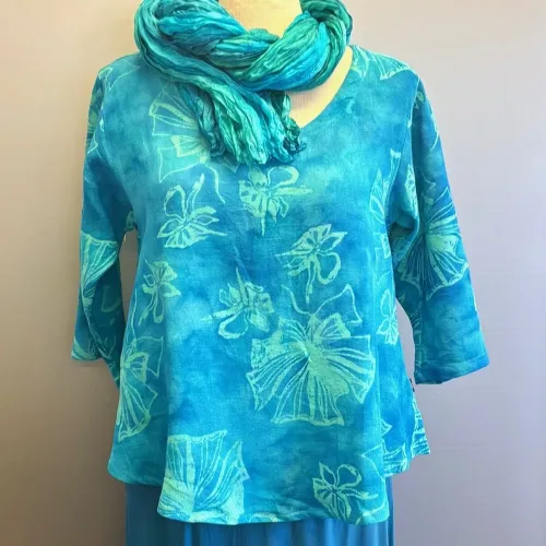 Leli Bluse med Hør - Turkis Fleur, lagoon, 33, lyseblå, turkis, havfarver, kort, feminin, vidde,klædelig, kort, a-snit, a-form, diva, hørbluse, halvlange ærmer, struktur, vævet, batik, batiktryk, håndtrykt, batikfarvet, holdbar, kvalitet, bæredygtig, holdbare, naturlige, biti, ribe