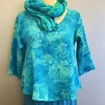 Leli Bluse med Hør - Turkis Fleur, lagoon, 33, lyseblå, turkis, havfarver, kort, feminin, vidde,klædelig, kort, a-snit, a-form, diva, hørbluse, halvlange ærmer, struktur, vævet, batik, batiktryk, håndtrykt, batikfarvet, holdbar, kvalitet, bæredygtig, holdbare, naturlige, biti, ribe