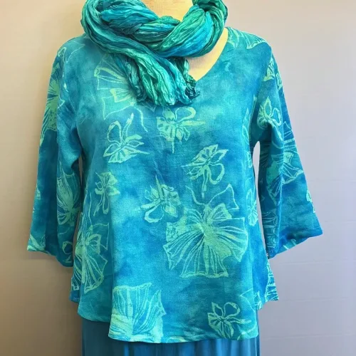 Leli Bluse med Hør - Turkis Fleur, lagoon, 33, lyseblå, turkis, havfarver, kort, feminin, vidde,klædelig, kort, a-snit, a-form, diva, hørbluse, halvlange ærmer, struktur, vævet, batik, batiktryk, håndtrykt, batikfarvet, holdbar, kvalitet, bæredygtig, holdbare, naturlige, biti, ribe