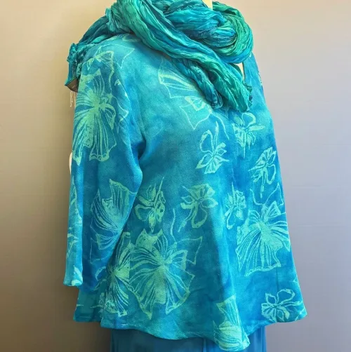 Leli Bluse med Hør - Turkis Fleur, lagoon, 33, lyseblå, turkis, havfarver, kort, feminin, vidde,klædelig, kort, a-snit, a-form, diva, hørbluse, halvlange ærmer, struktur, vævet, batik, batiktryk, håndtrykt, batikfarvet, holdbar, kvalitet, bæredygtig, holdbare, naturlige, biti, ribe